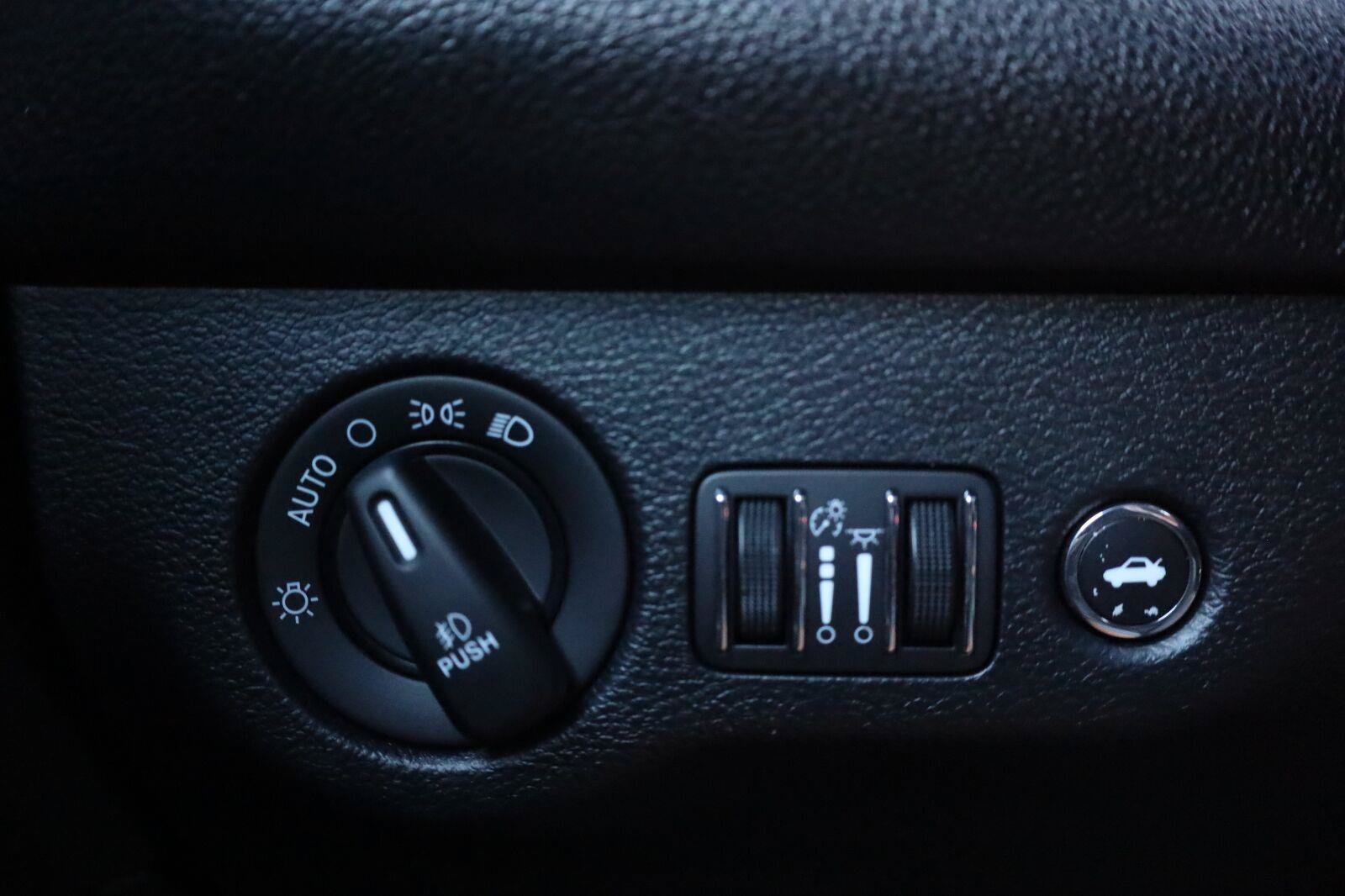 Used 2018 Dodge Challenger R/T RWD image 37