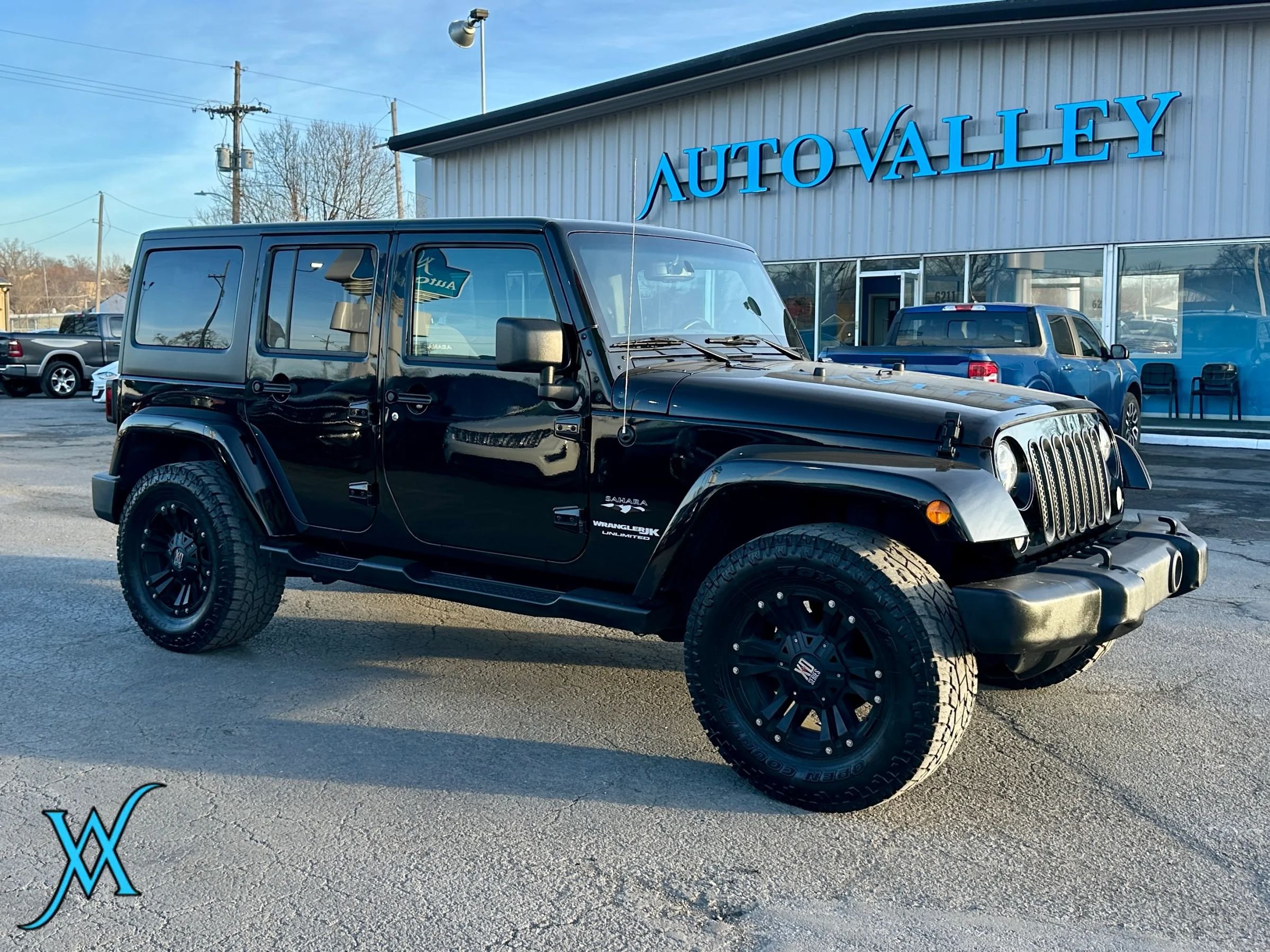 Used 2018 Jeep Wrangler Unlimited Sahara w/ Connectivity Group AWD/4WD image 1