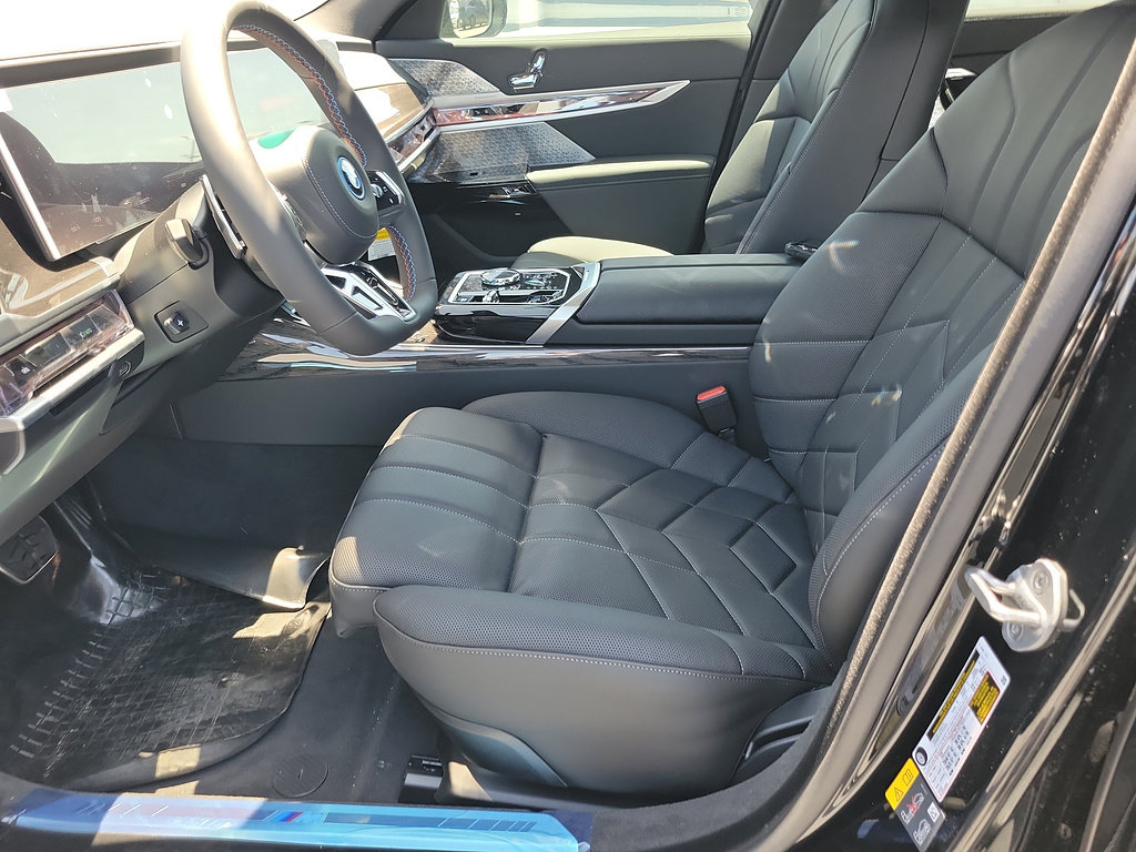 New 2026 BMW i7 M70 w/ Executive Package AWD/4WD image 18