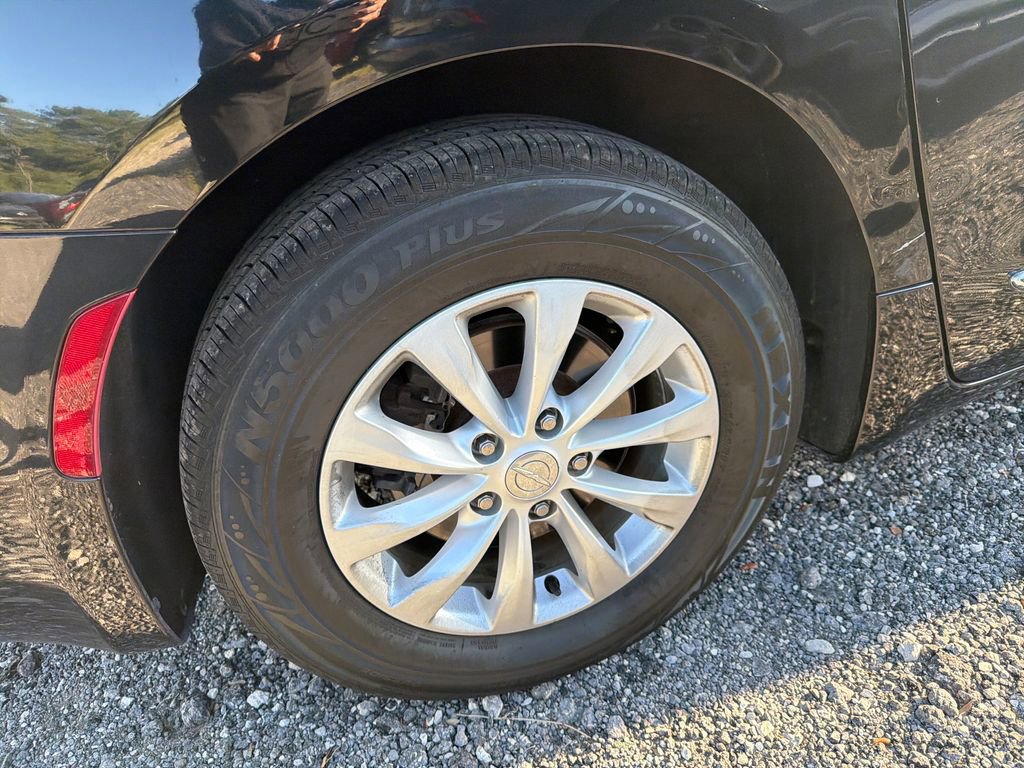 Used 2017 Chrysler Pacifica Touring-L w/ 13 Speaker Alpine Sound Group image 15