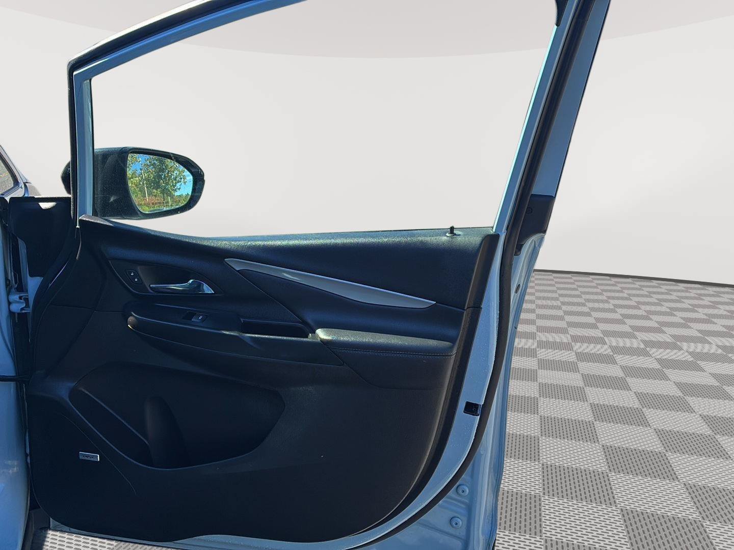 Used 2022 Chevrolet Bolt LT w/ Infotainment Package FWD image 9