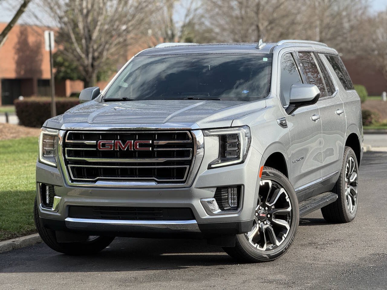 Used 2023 GMC Yukon SLT AWD/4WD image 1
