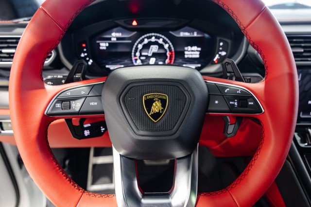 Used 2022 Lamborghini Urus AWD/4WD image 32