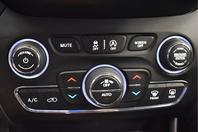 Used 2019 Jeep Cherokee Trailhawk AWD/4WD image 27