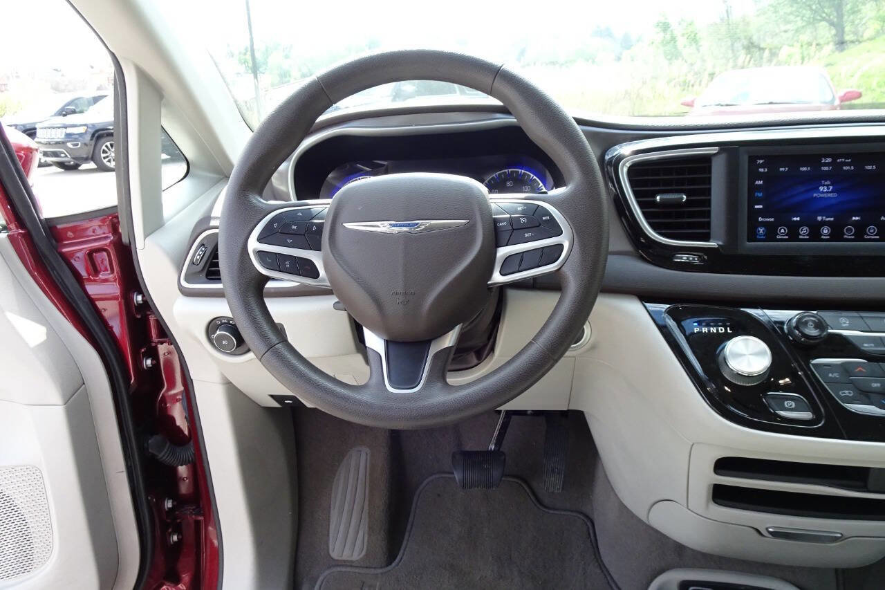 Used 2018 Chrysler Pacifica Touring Plus FWD image 20