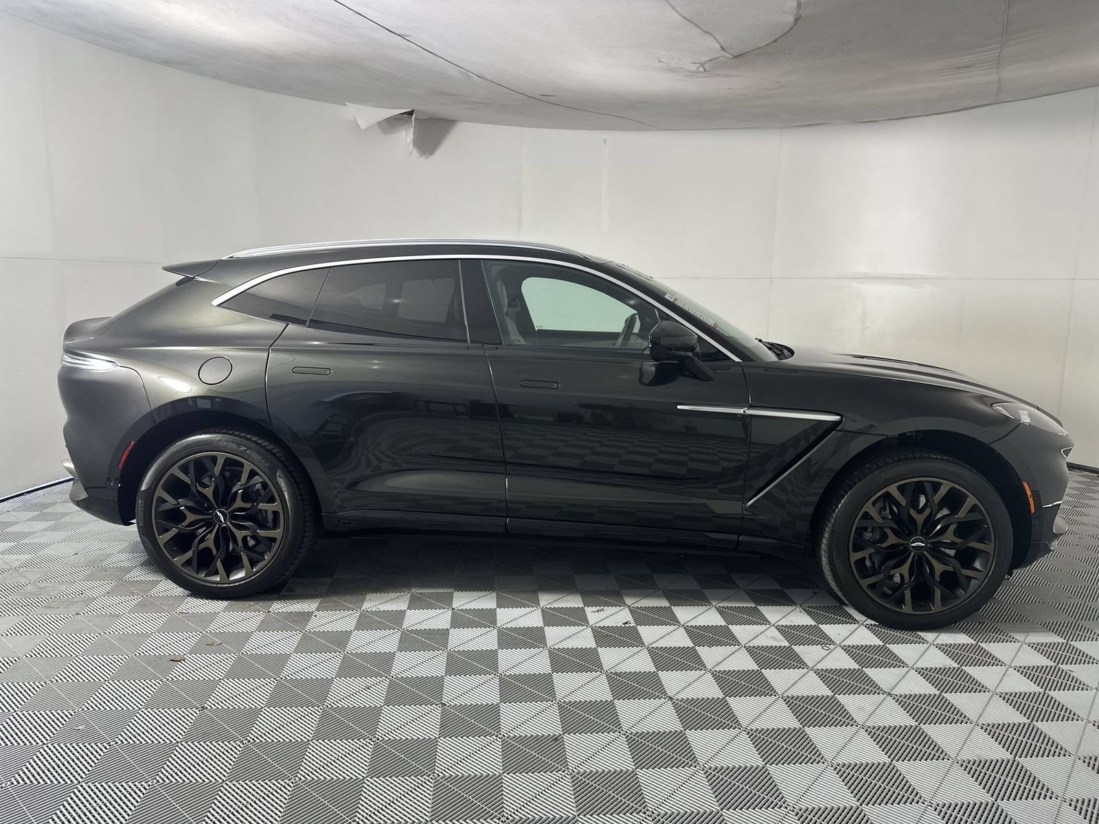 Used 2021 Aston Martin DBX AWD/4WD image 9