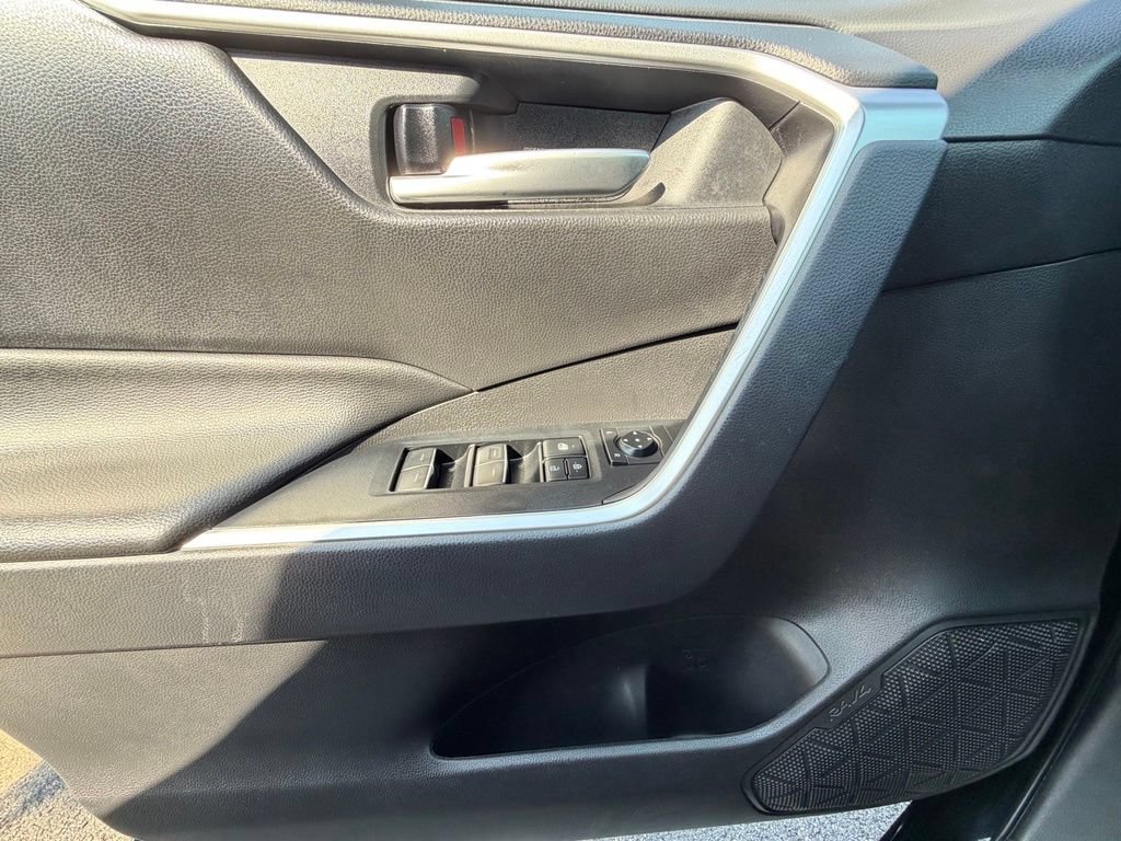 Used 2025 Toyota RAV4 XLE AWD/4WD image 32