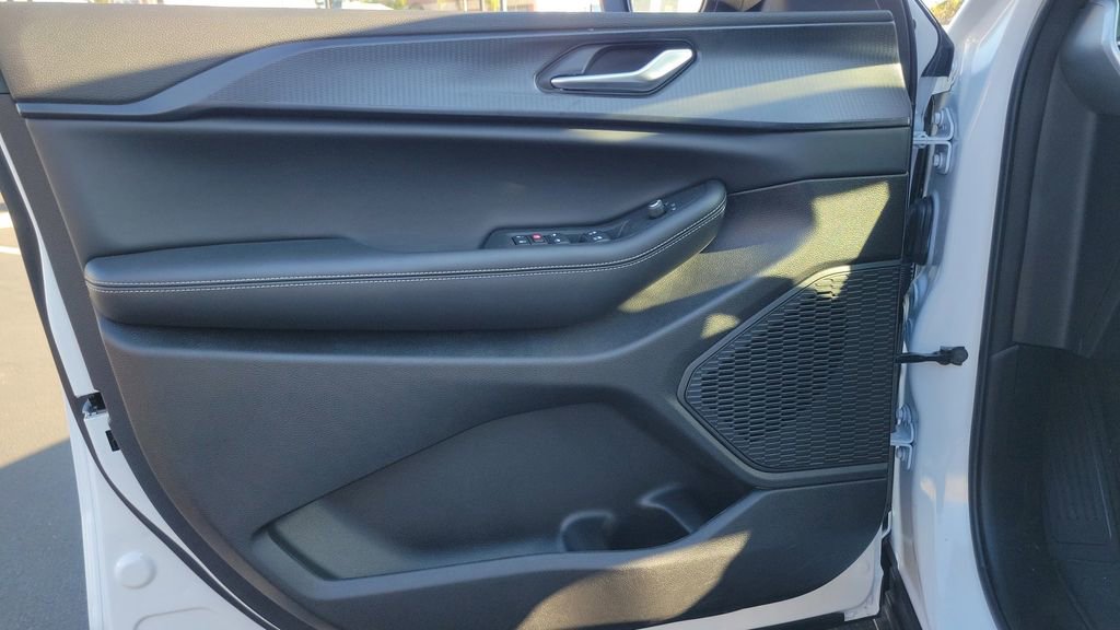 Used 2025 Jeep Grand Cherokee Laredo image 18