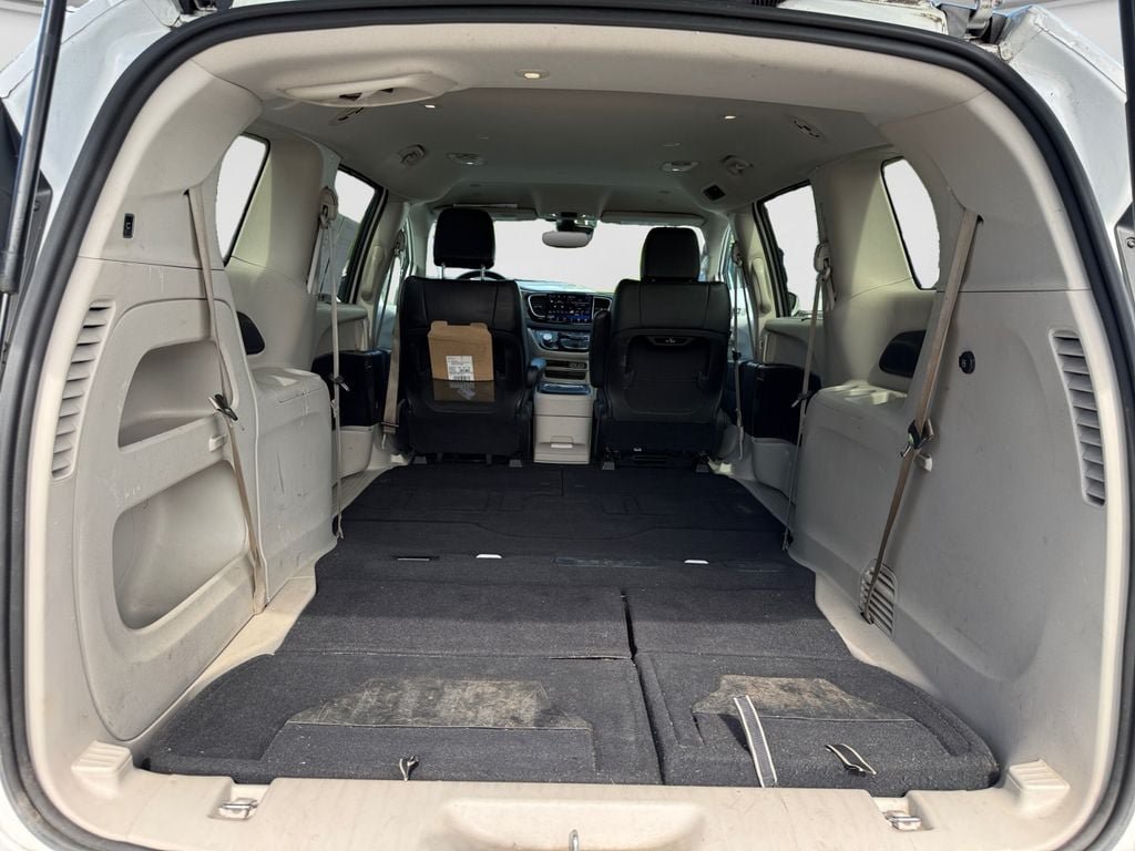Used 2021 Chrysler Pacifica Touring-L FWD image 18
