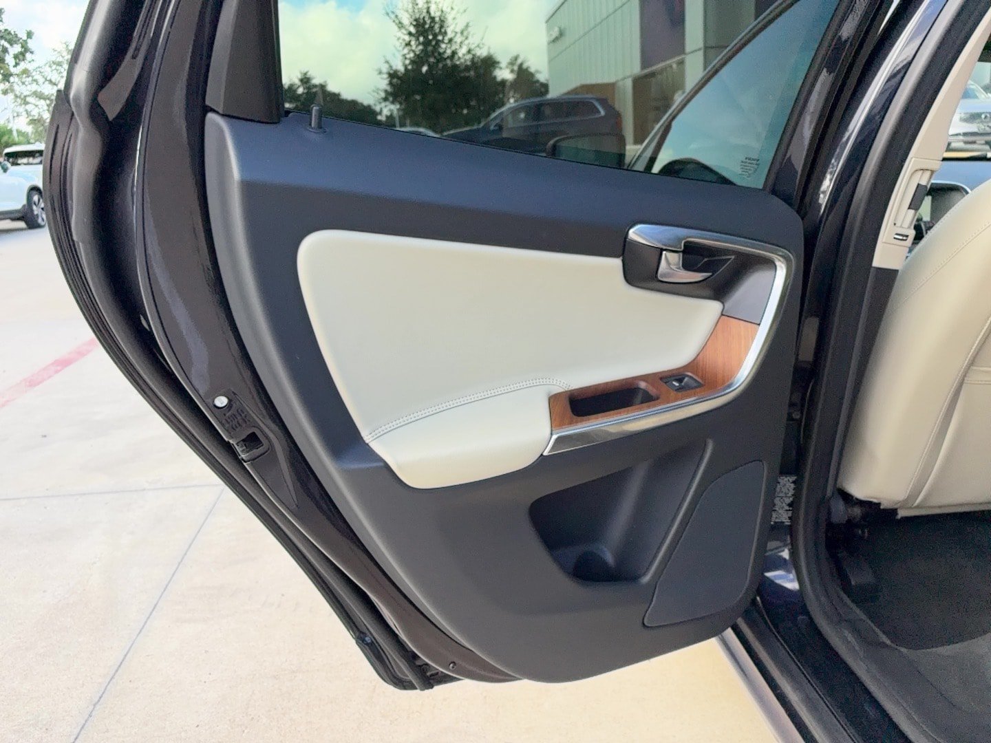 Used 2017 Volvo XC60 T6 Inscription w/ Climate Package AWD/4WD image 14