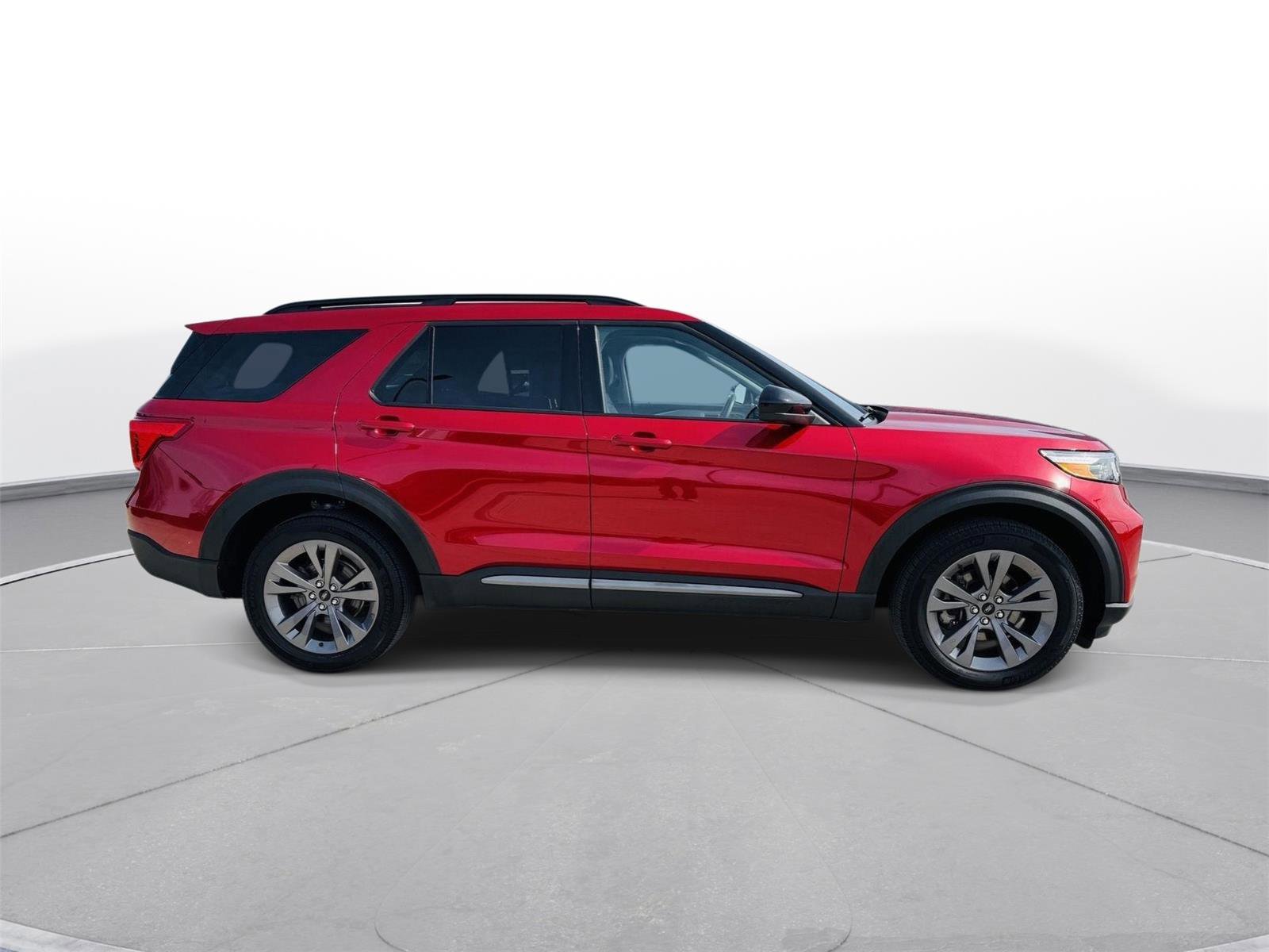 Used 2024 Ford Explorer XLT w/ Equipment Group 202A AWD/4WD image 43