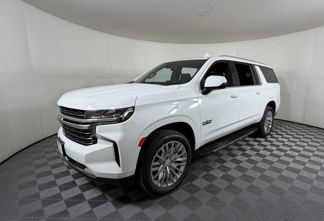 Used 2024 Chevrolet Suburban LT w/ Luxury Package RWD image 2