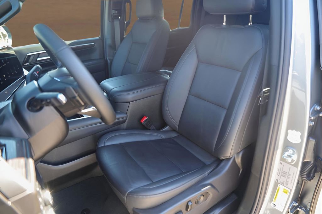 Used 2025 Chevrolet Suburban Z71 image 7