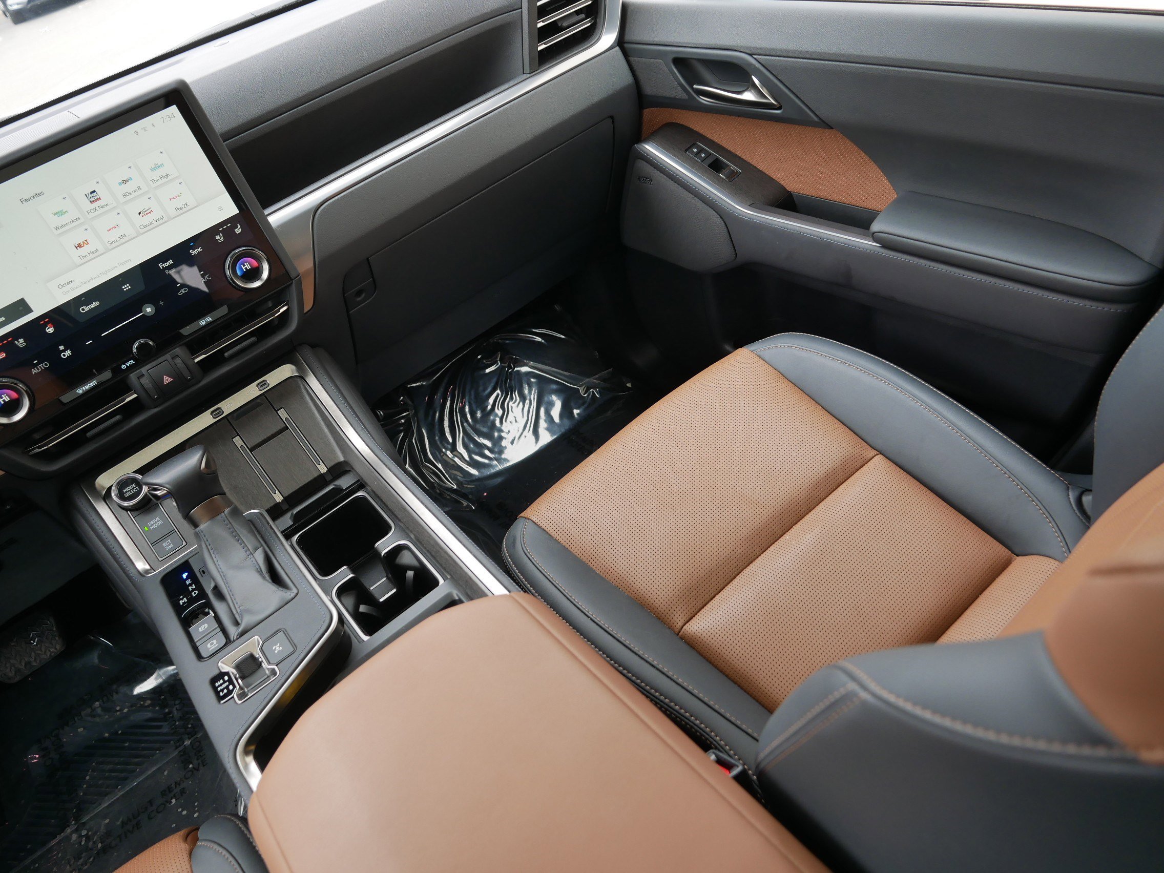 Used 2024 Lexus GX 550 w/ Accessory Package (2T) image 11