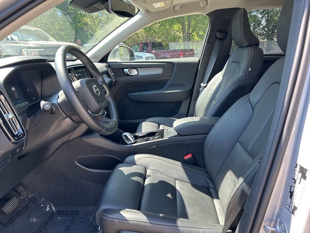 Used 2025 Volvo XC40 B5 Plus image 16