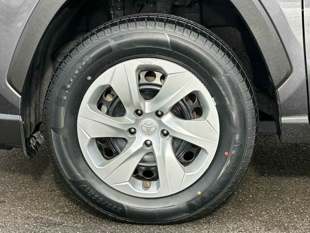 Used 2021 Toyota RAV4 LE image 32