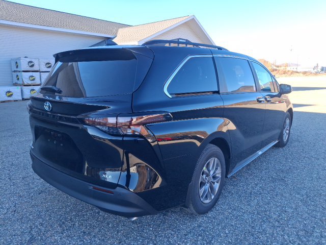 New 2026 Toyota Sienna XLE AWD/4WD image 7