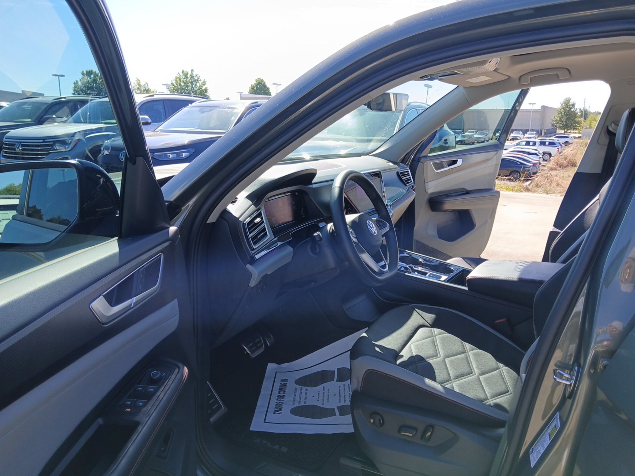 Used 2025 Volkswagen Atlas Peak Edition SE AWD/4WD image 9
