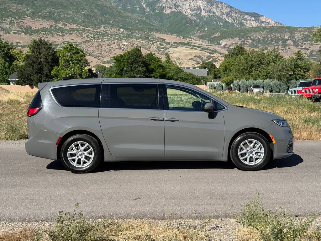 Used 2023 Chrysler Pacifica Touring-L FWD image 8