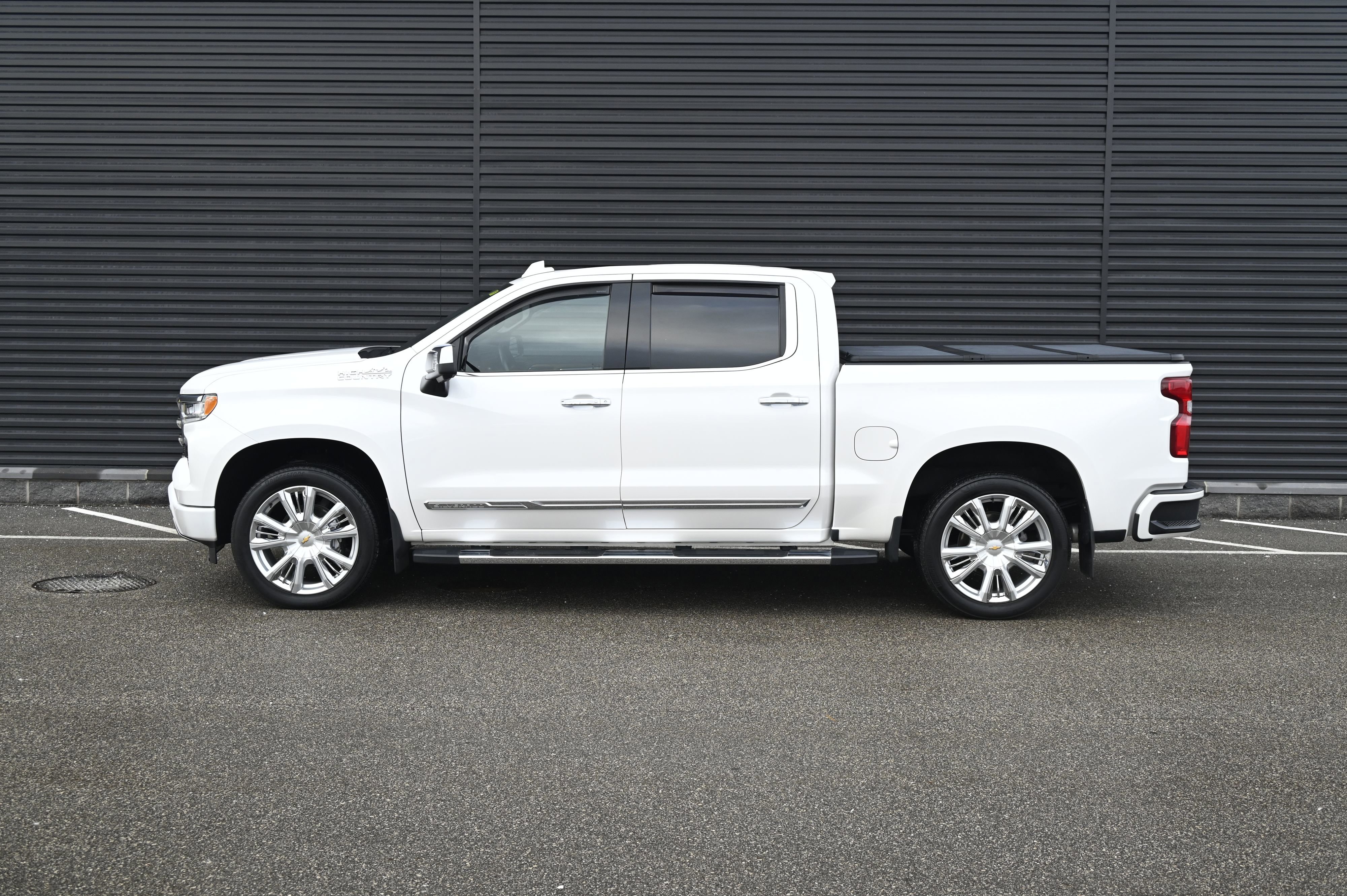 Used 2023 Chevrolet Silverado 1500 High Country w/ Technology Package image 2