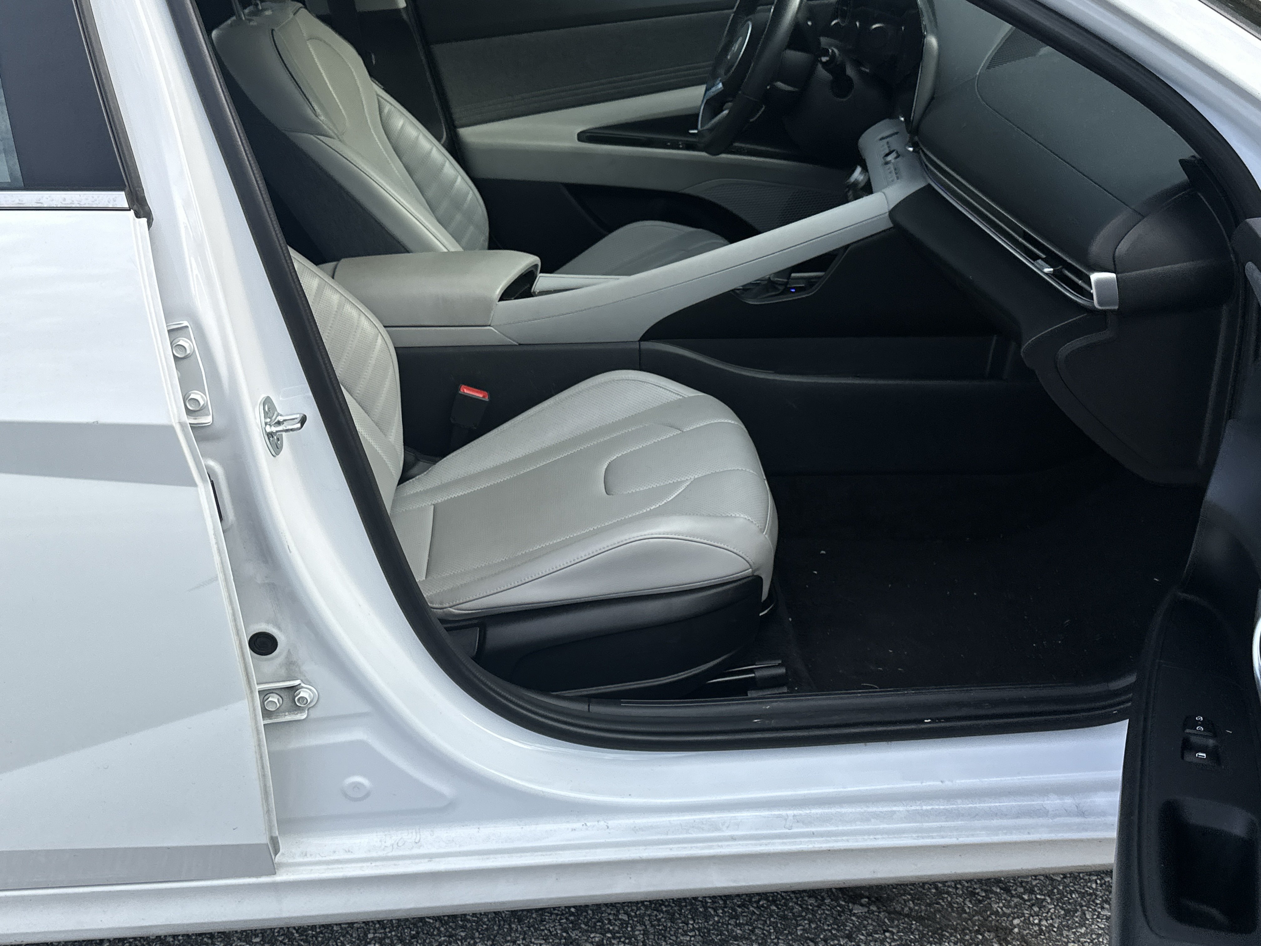 Used 2024 Hyundai Elantra Limited FWD image 13