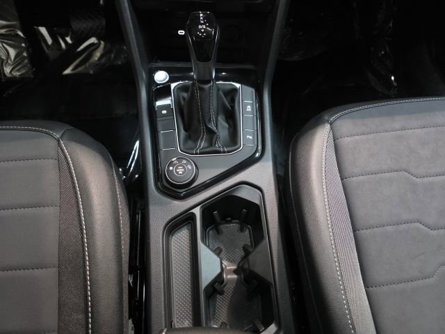 Used 2025 Volkswagen Taos SE image 23