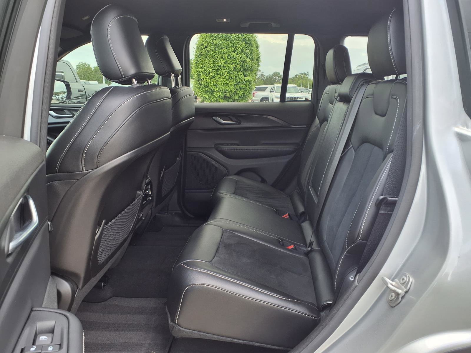 Used 2025 Jeep Grand Cherokee Altitude AWD/4WD image 9