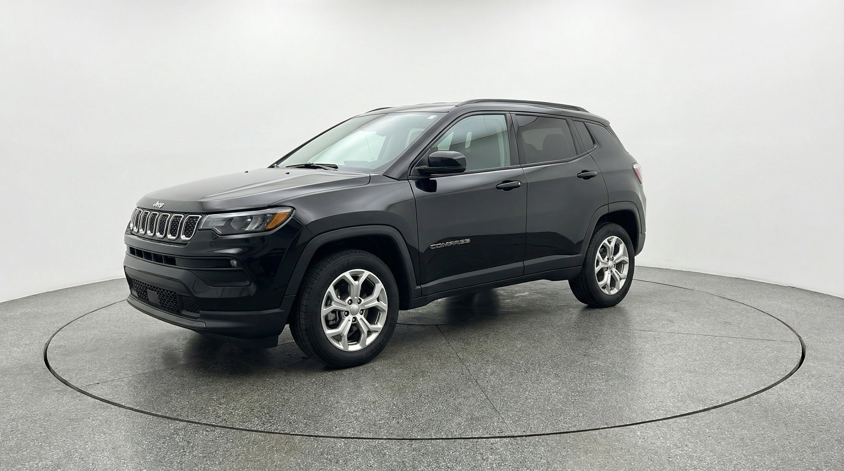 Used 2025 Jeep Compass Latitude image 3