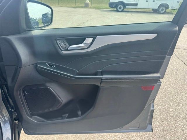 Certified 2024 Ford Escape Platinum w/ Class II Trailer Tow Package AWD/4WD image 35