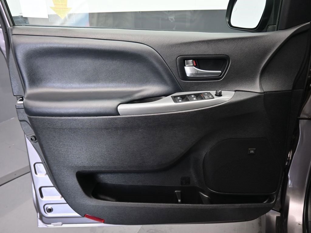 Used 2020 Toyota Sienna SE Premium image 9