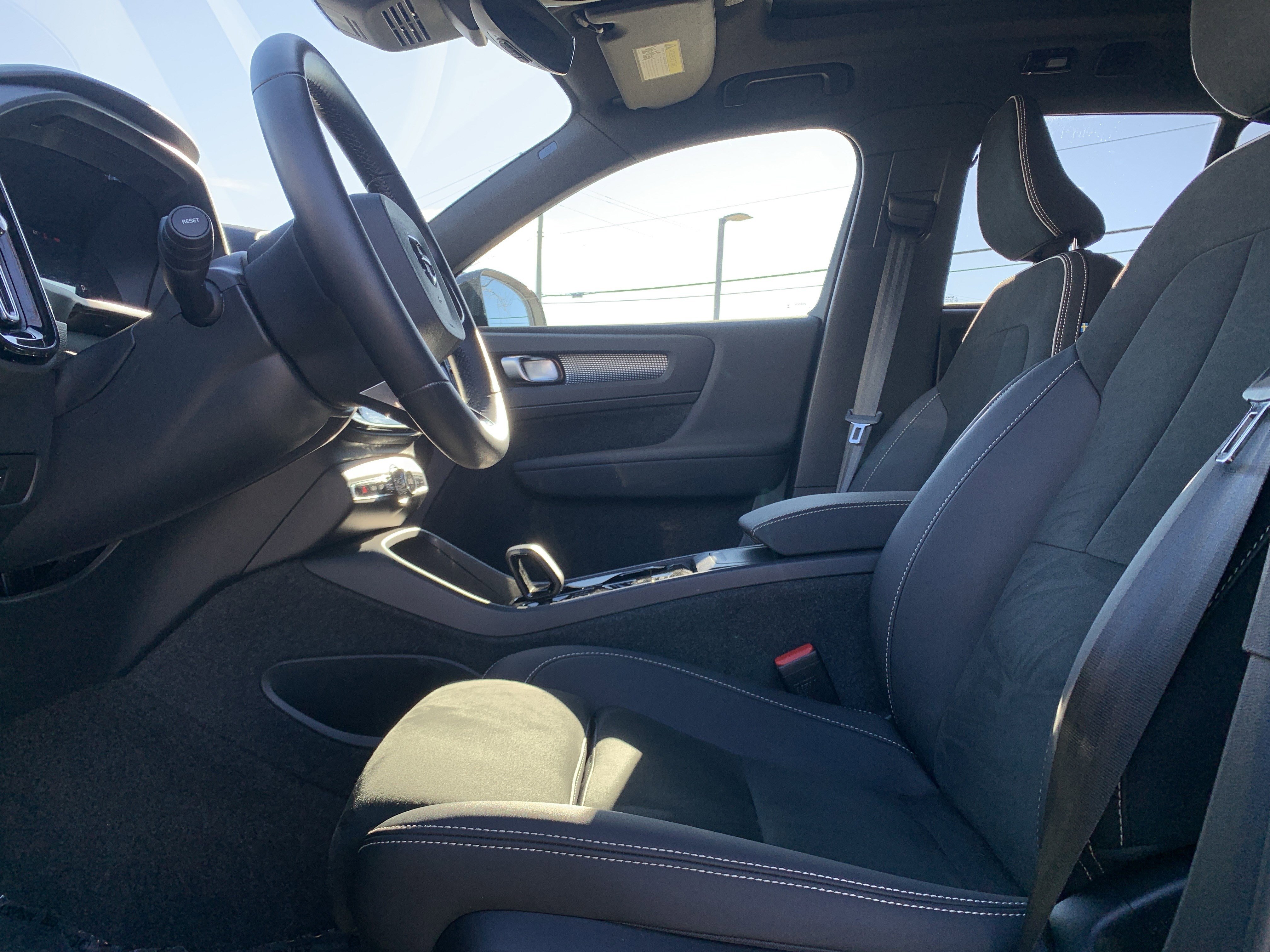 Used 2025 Volvo XC40 B5 Plus image 16