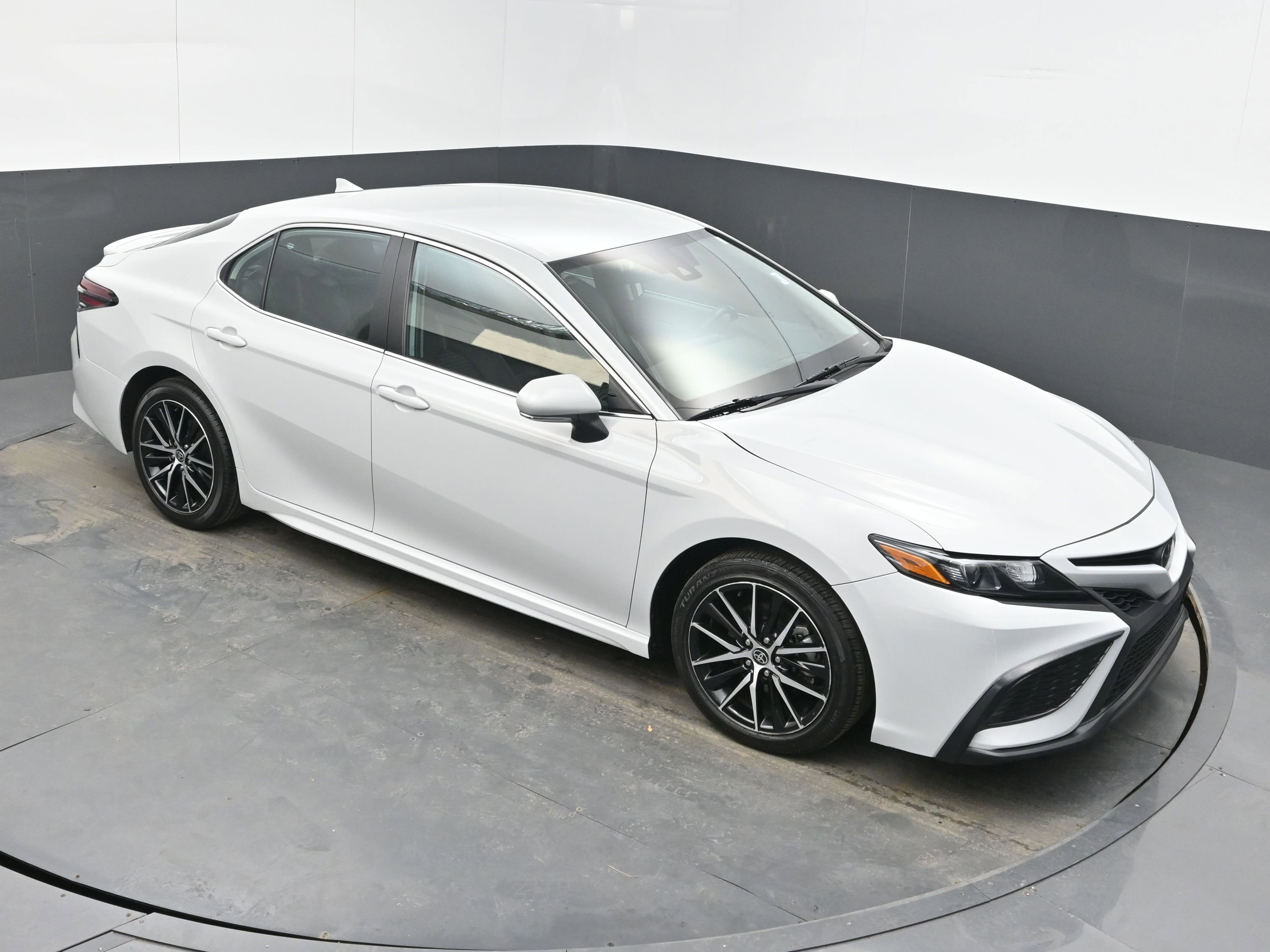 Used 2024 Toyota Camry SE image 32