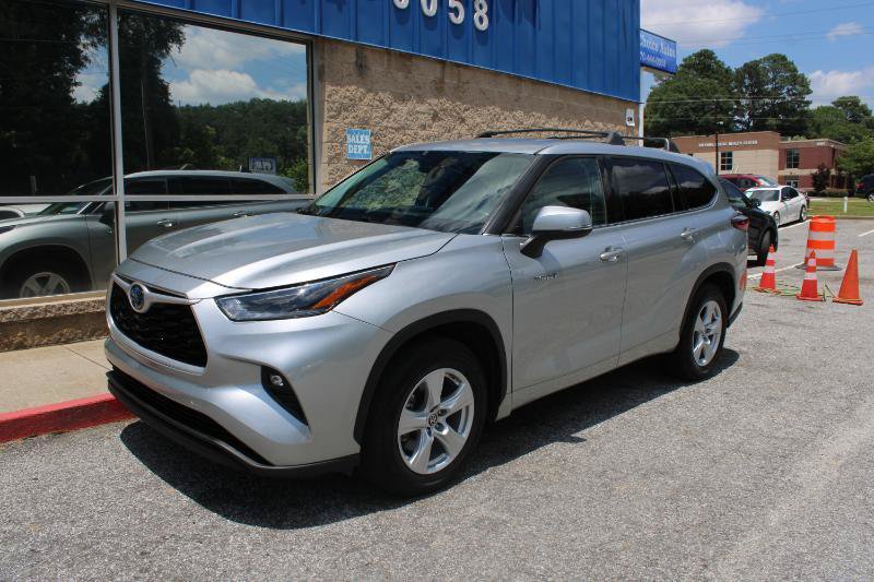 Used 2021 Toyota Highlander LE FWD image 3