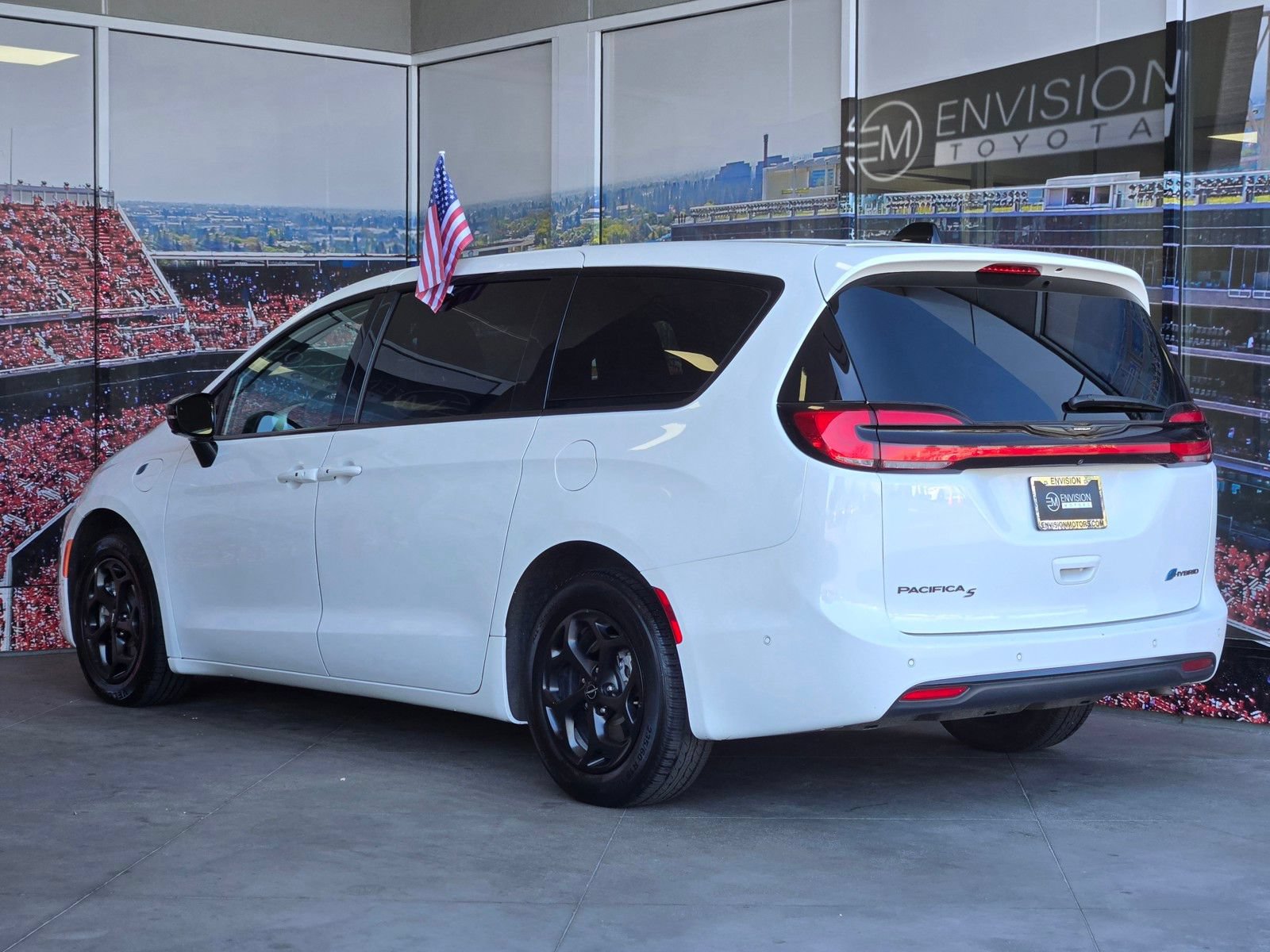 Used 2024 Chrysler Pacifica Limited FWD image 6