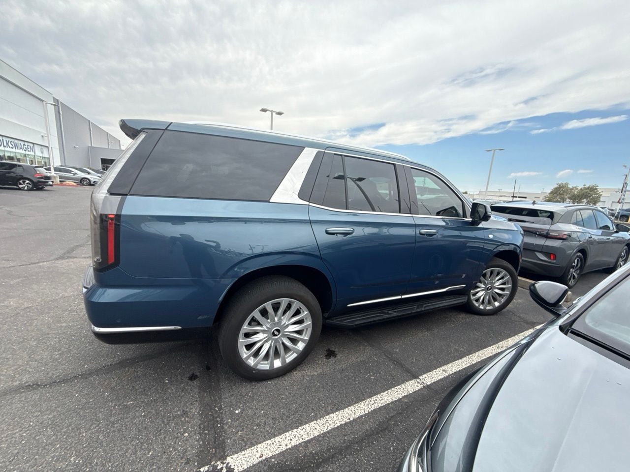Used 2025 Cadillac Escalade Luxury AWD/4WD image 9
