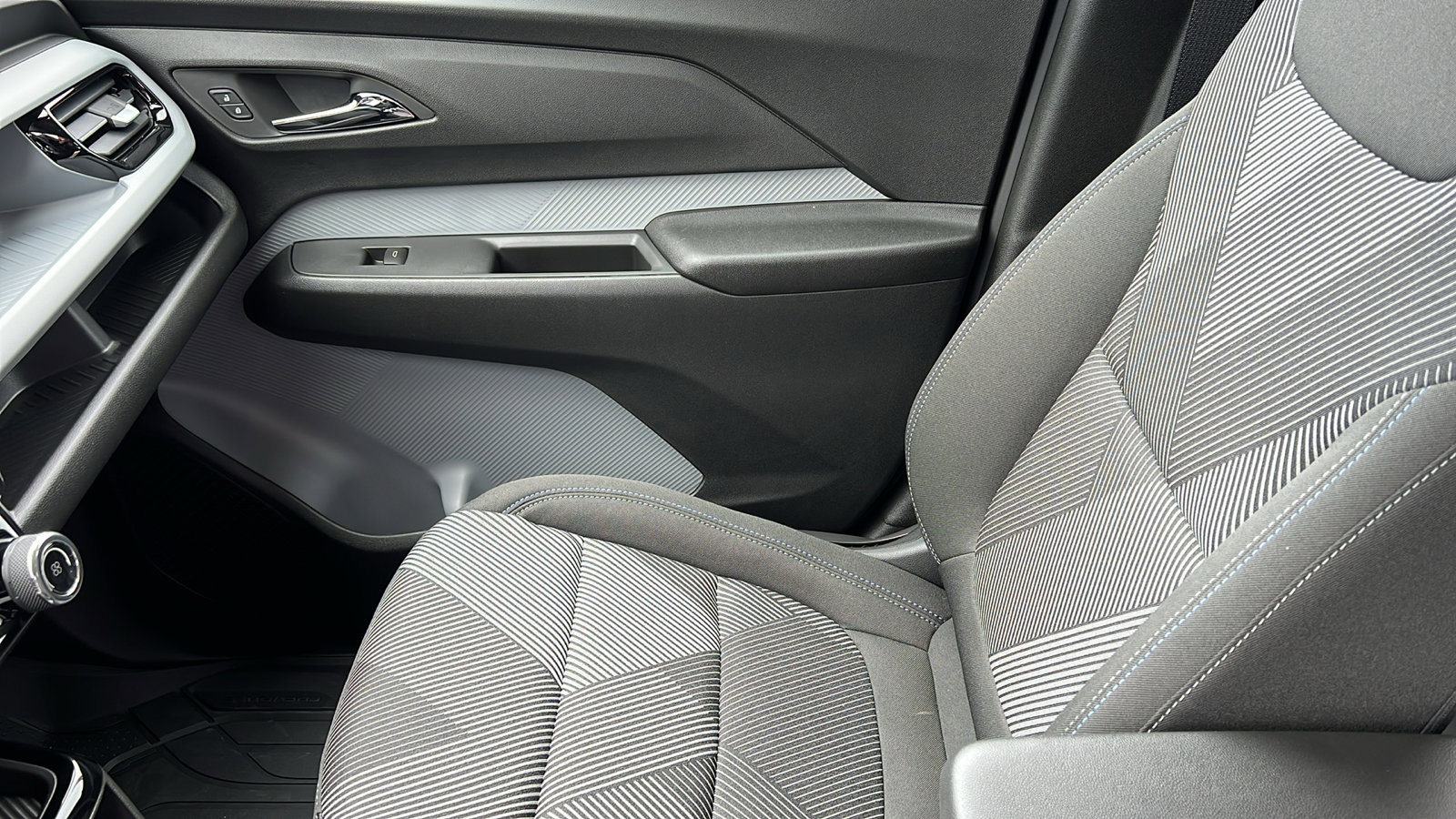 New 2027 Chevrolet Bolt LT w/ Comfort Package FWD image 19