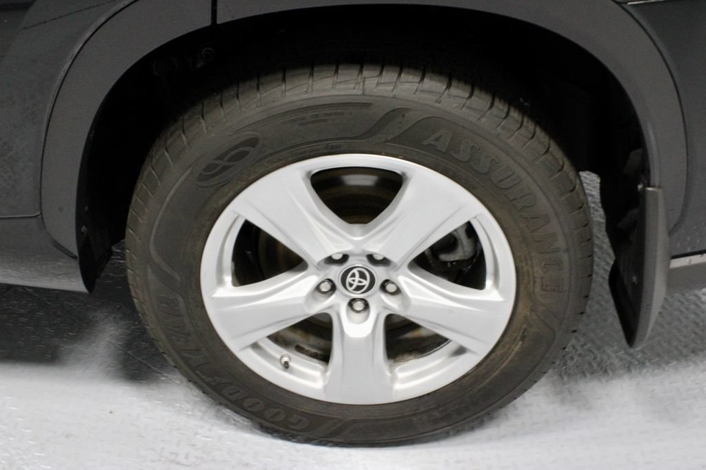 Used 2022 Toyota Highlander LE AWD/4WD image 18