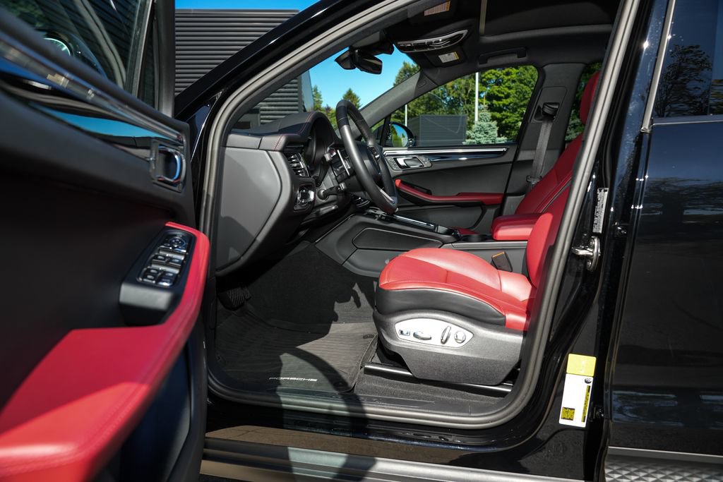 Certified 2026 Porsche Macan AWD/4WD image 19
