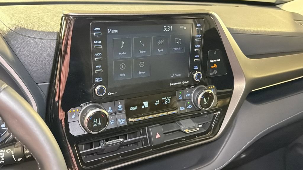 Used 2021 Toyota Highlander XLE image 23