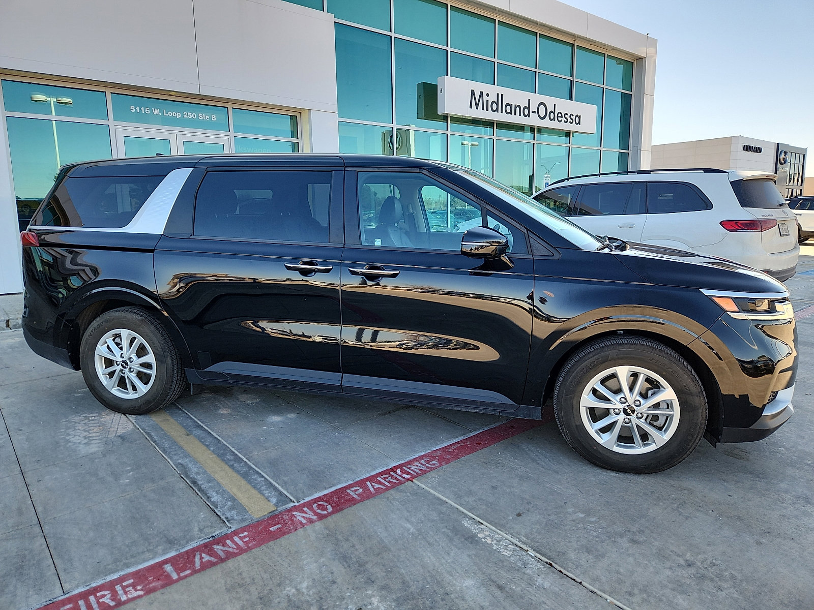 Used 2024 Kia Carnival LX image 9