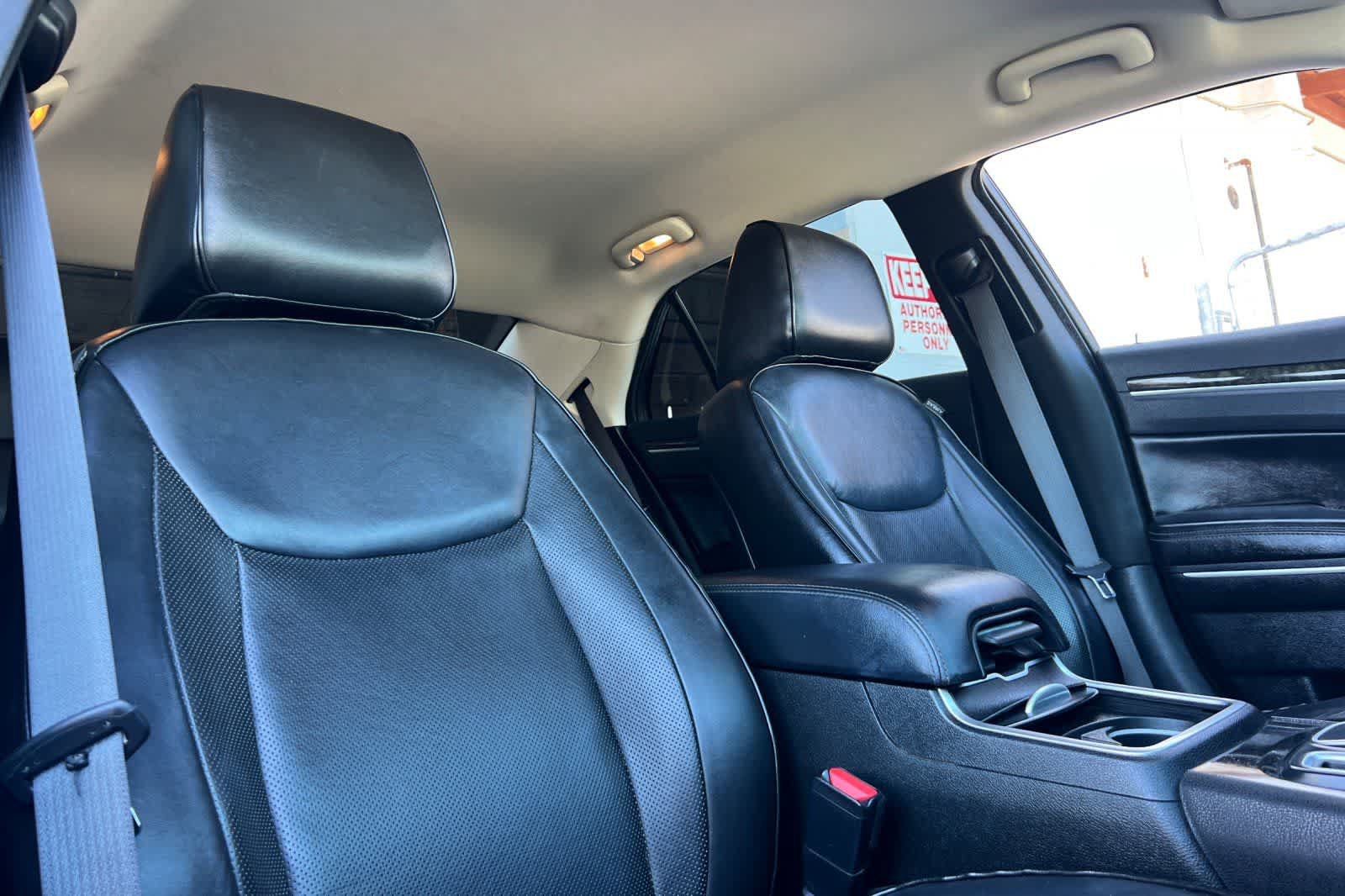 Used 2019 Chrysler 300 Limited RWD image 19