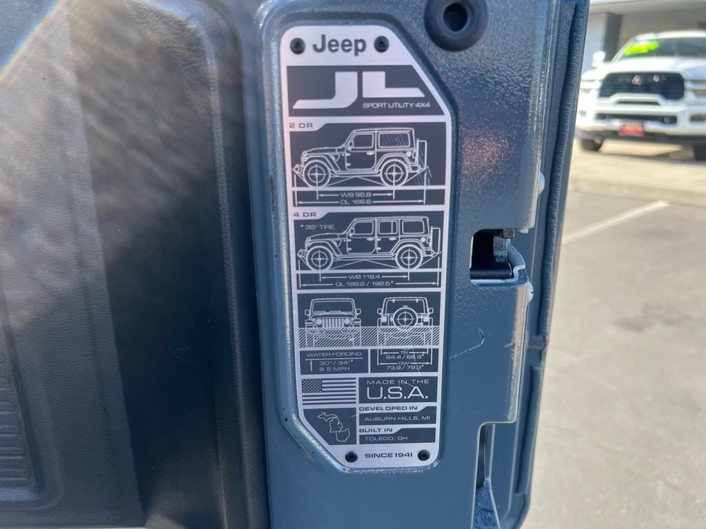 Used 2025 Jeep Wrangler Unlimited Sahara AWD/4WD image 38
