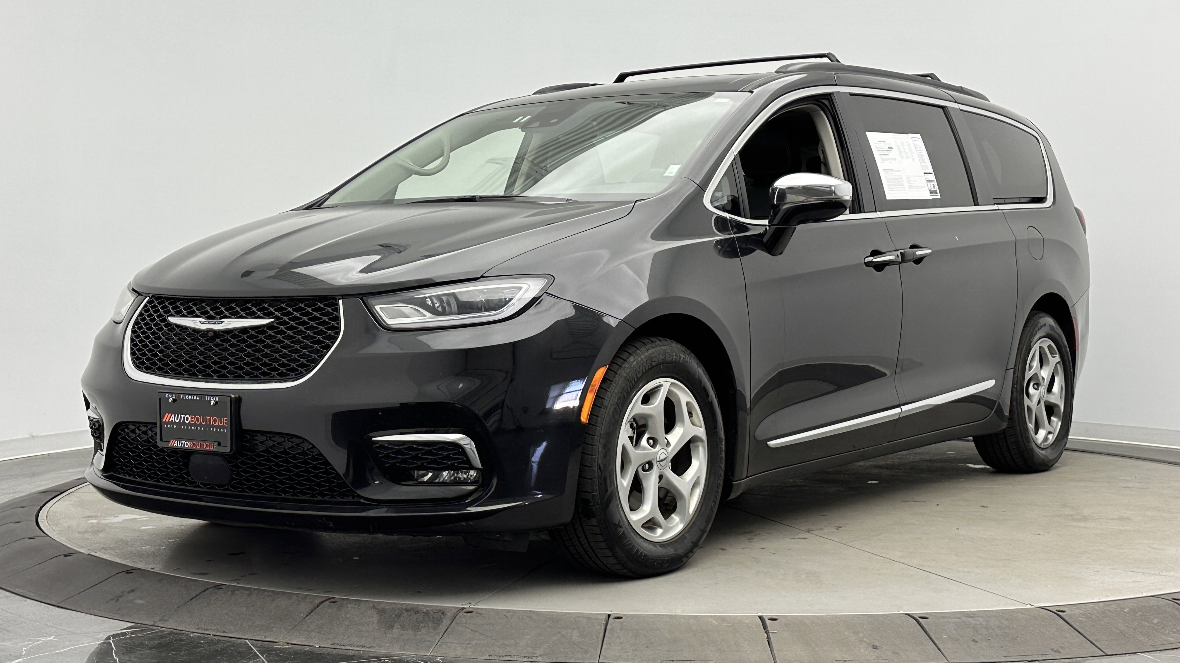 Used 2023 Chrysler Pacifica Limited image 11