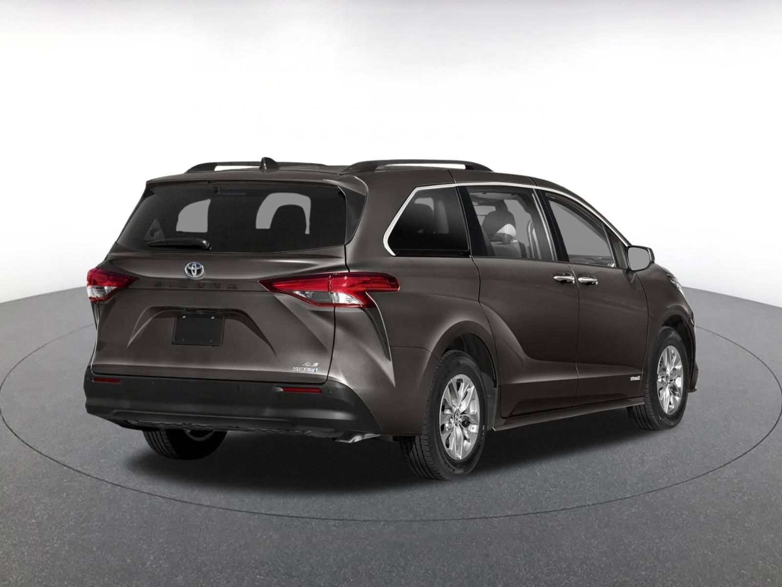 Used 2024 Toyota Sienna XLE FWD image 2