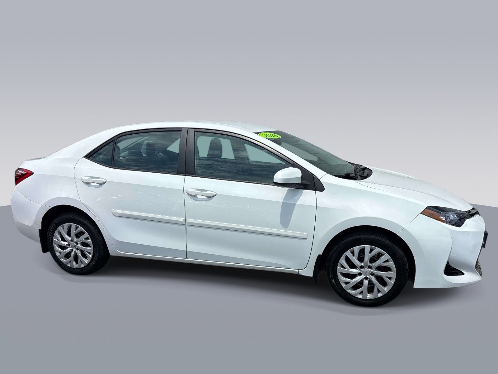 Used 2018 Toyota Corolla LE FWD image 2