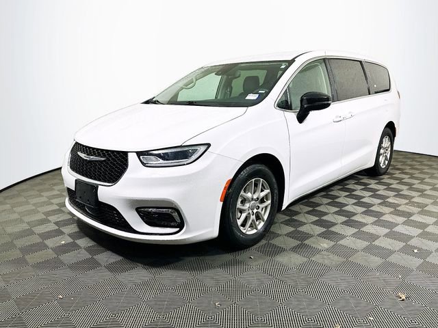 Used 2024 Chrysler Pacifica Touring-L image 4