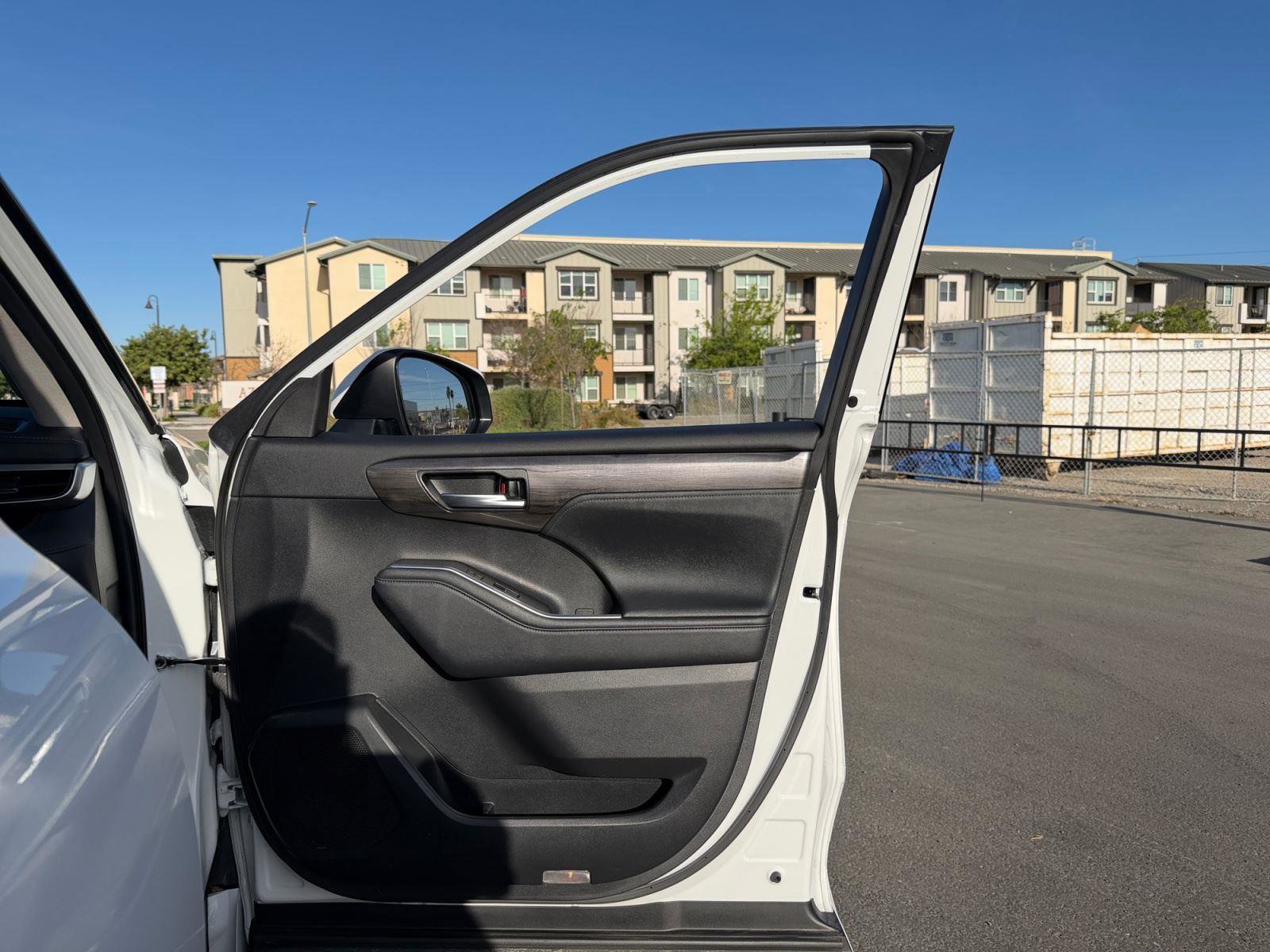 Used 2023 Toyota Highlander Platinum FWD image 15