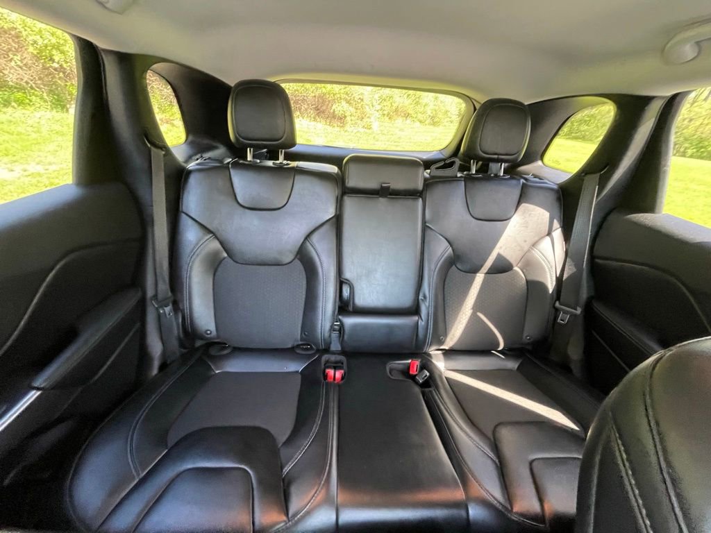 Used 2019 Jeep Cherokee Latitude Plus w/ Cold Weather Group AWD/4WD image 16