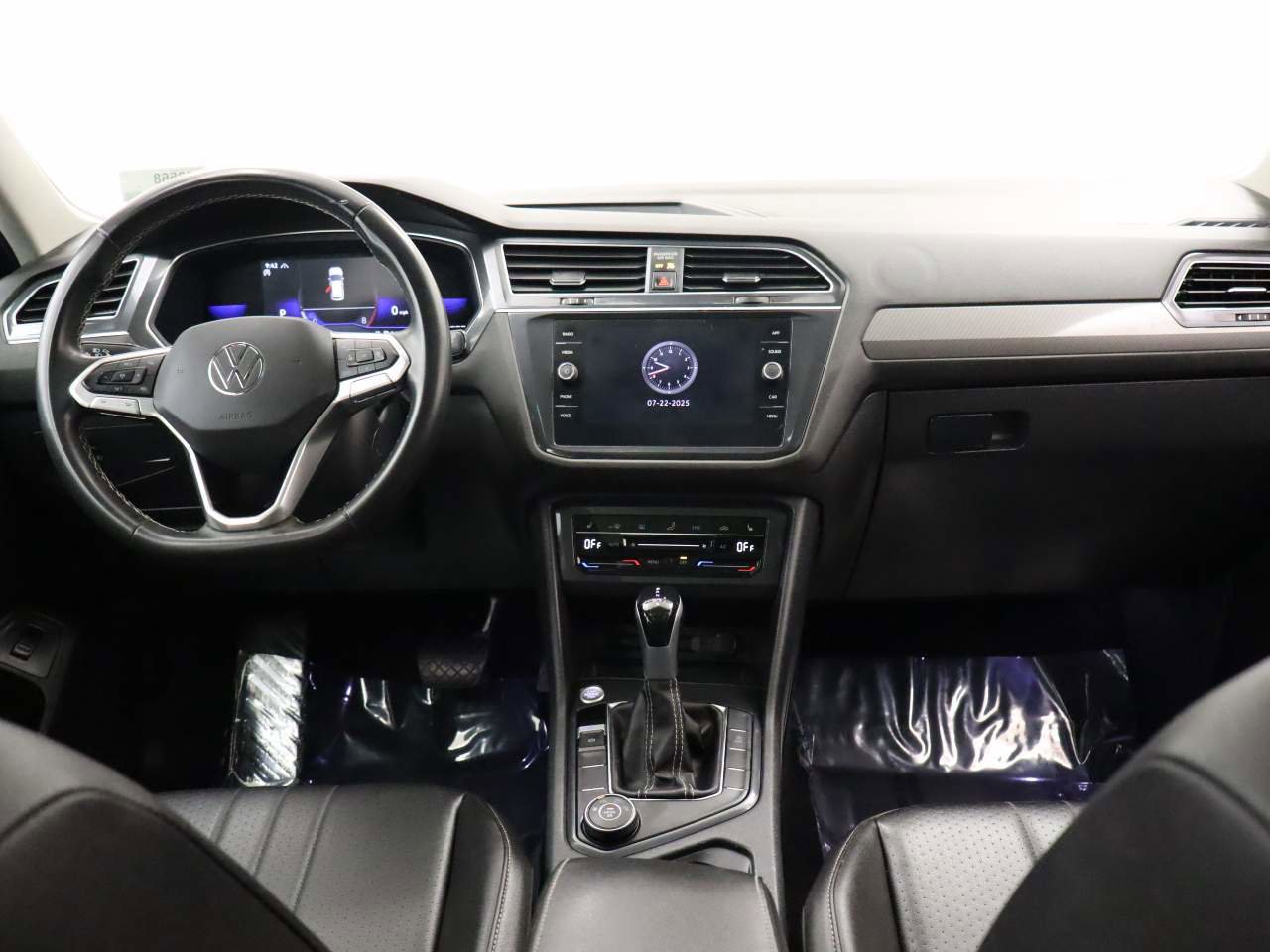 Used 2022 Volkswagen Tiguan SE w/ Panoramic Sunroof Package image 13