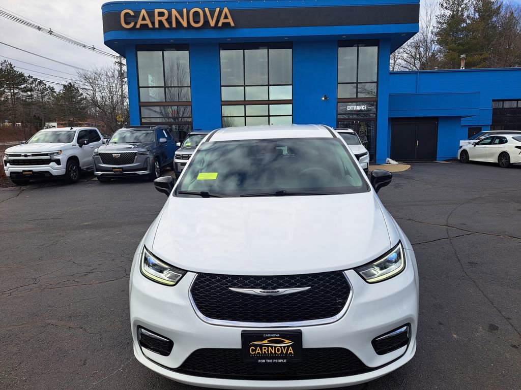 Used 2024 Chrysler Pacifica Touring-L image 1